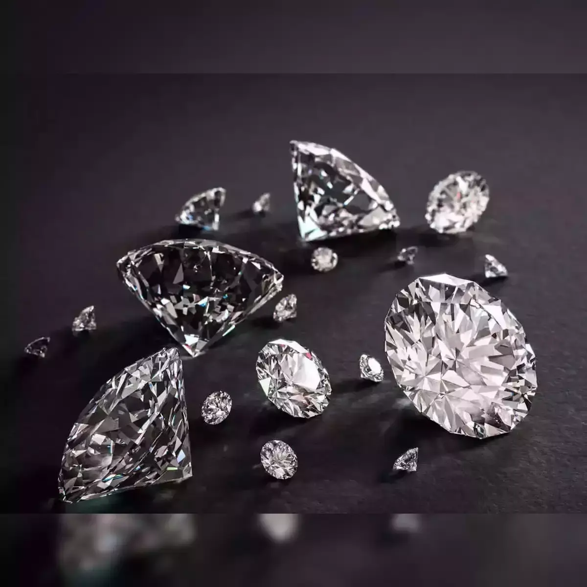 The Diamond Market: Analysis of Natural vs. Lab-Grown Trends, Tariff Impacts, and Retailer Strategies 💎