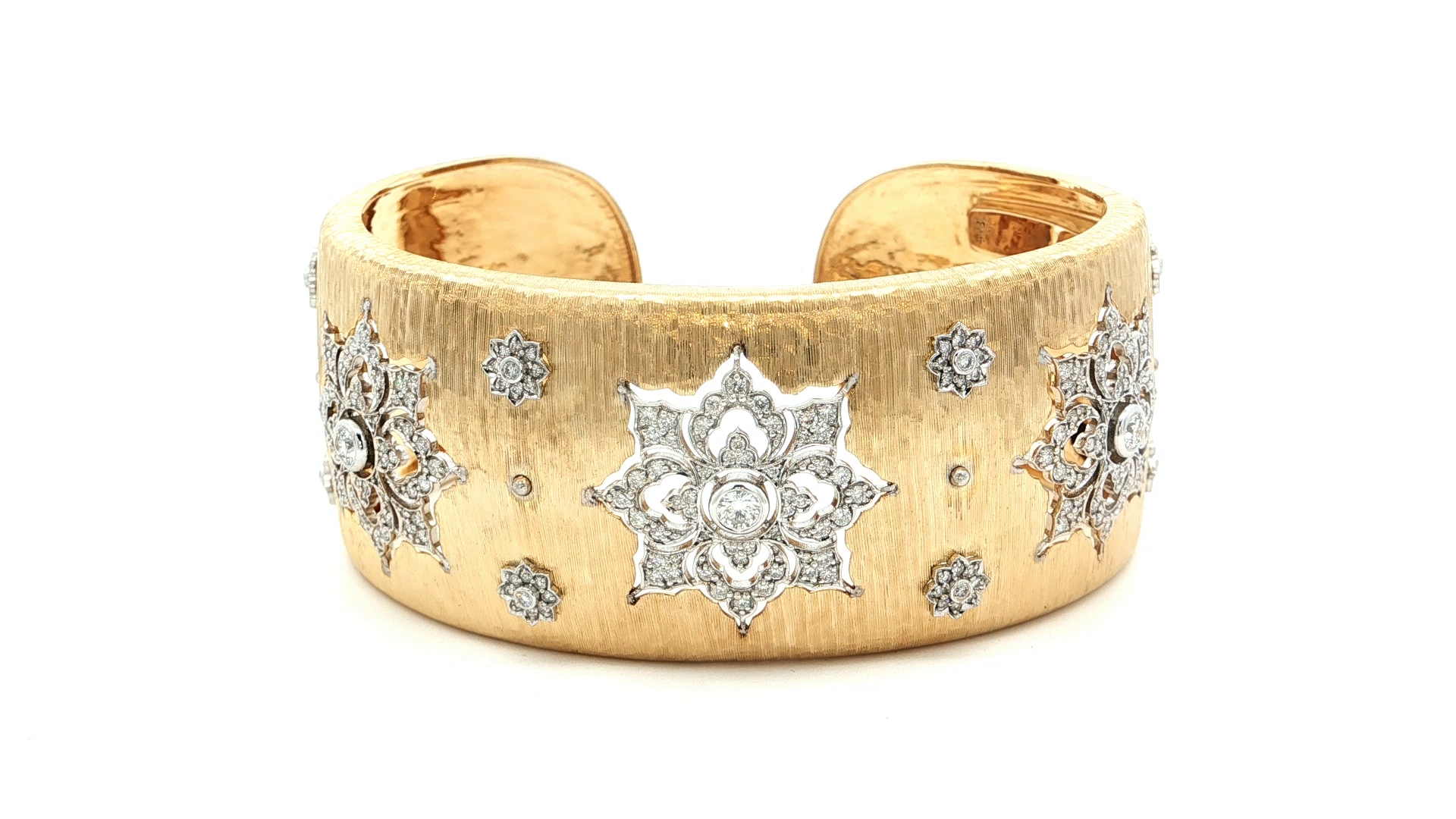 Buccellati  Yellow Gold Bangle with round diamonds in matte finish