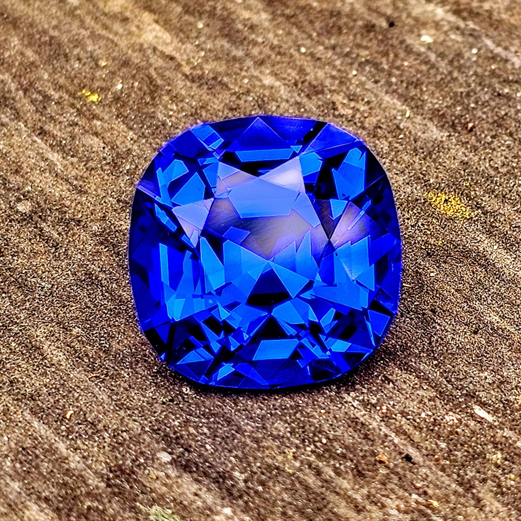 Cobalt Spinel: Nature’s Neon Masterpiece That Outshines Sapphires!