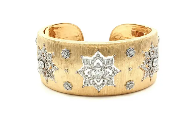 Buccellati  Yellow Gold Bangle with round diamonds in matte finish
