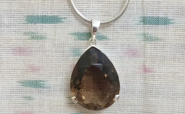 2.55 carat gorgeous, sparling topaz pendant