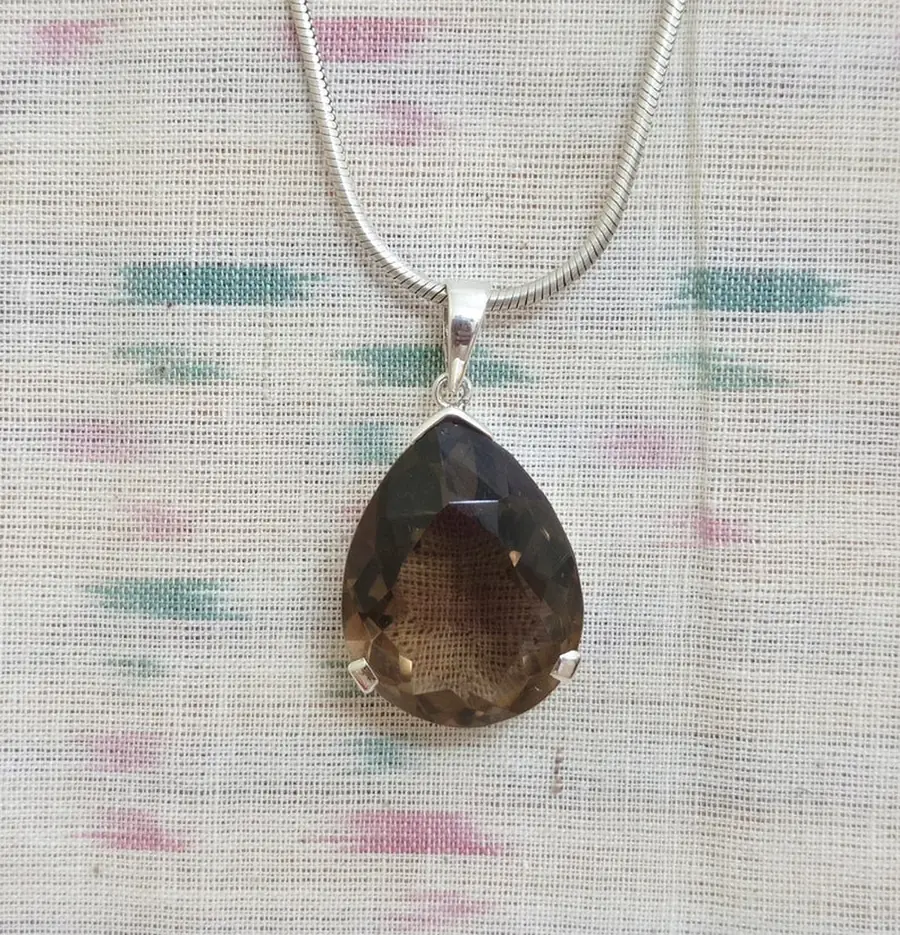 2.55 carat gorgeous, sparling topaz pendant