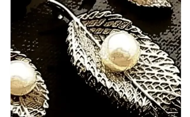 Simayaz Natural White Pearl on Elegant Sterling Silver Leaf