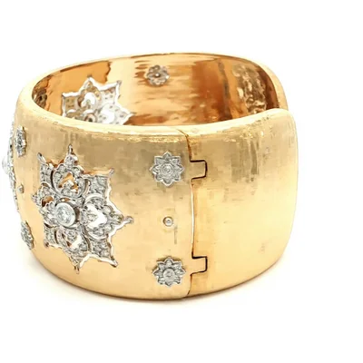 Buccellati  Yellow Gold Bangle with round diamonds in matte finish