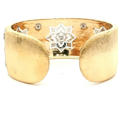 Buccellati  Yellow Gold Bangle with round diamonds in matte finish
