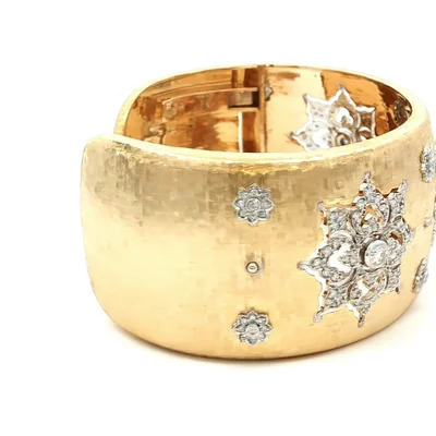 Buccellati  Yellow Gold Bangle with round diamonds in matte finish