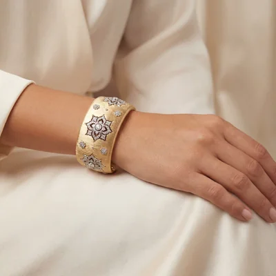 Buccellati  Yellow Gold Bangle with round diamonds in matte finish